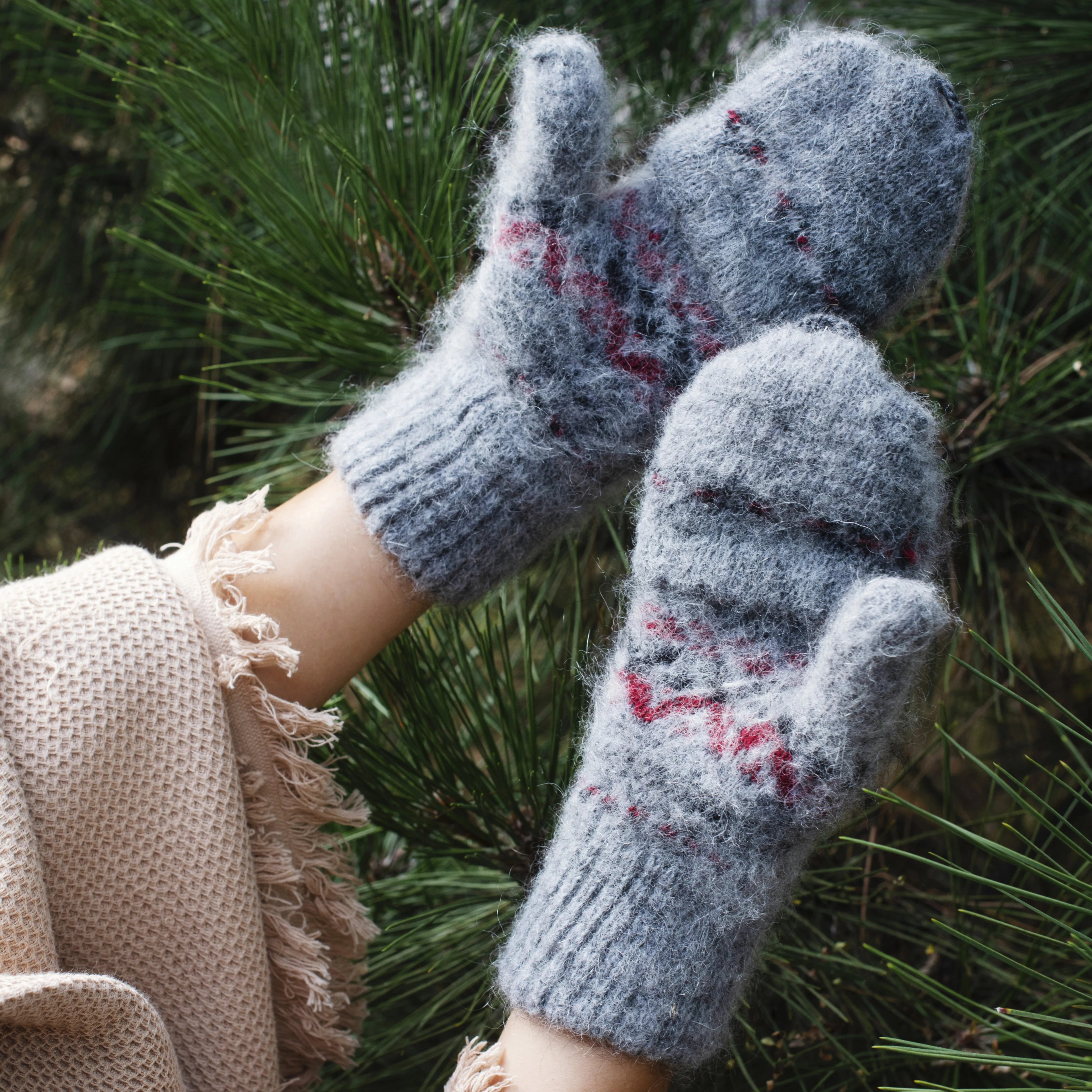 Women's Geometric Charm Goat Wool Mitten Gloves